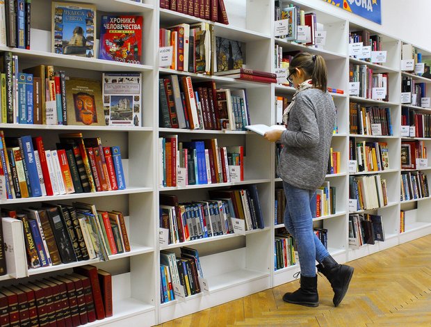 Frau in einer Bibliothek