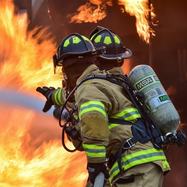Feuerwehr beim Löschen eines Brandes
